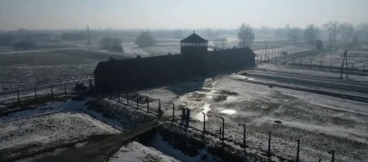 Brama Birkenau widziana z drona