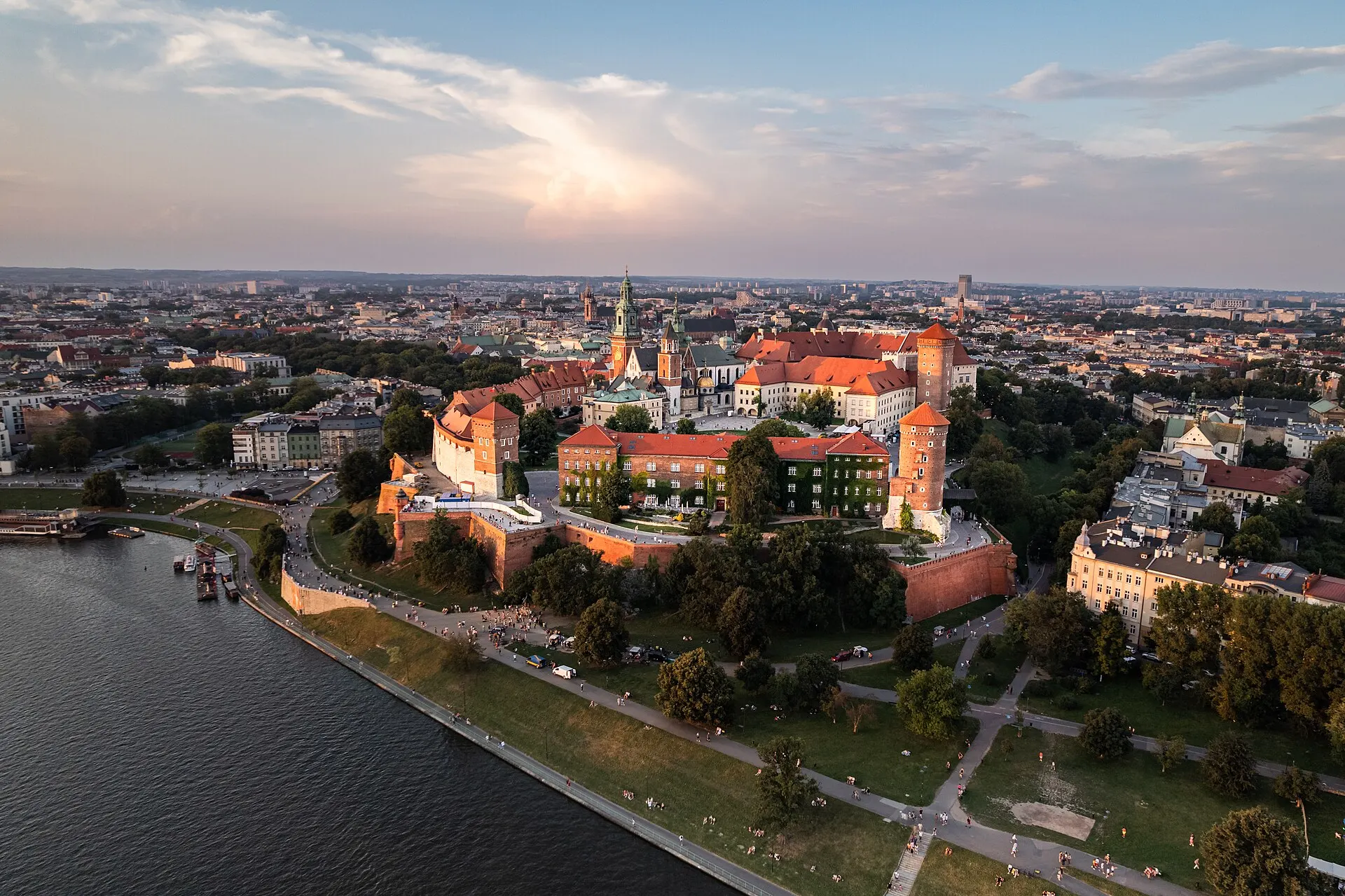 Wawel i Wisła w Krakowie widziane z drona o zachodzie słońca